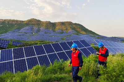 定期巡檢光伏電站  確保電站安全高效運(yùn)行