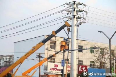 安東北路進行電纜上桿安裝工作