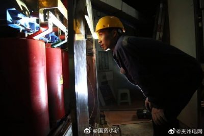 銅仁供電局緊急更換損壞變壓器，1小時內(nèi)成功搶通了兩位老人的“生命通道”