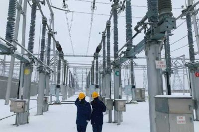 750千伏洛川變運(yùn)維人員冒雪開(kāi)展雪天特巡