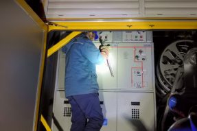 線路遷改施工 發(fā)電車并網保電
