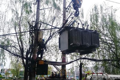 許昌供電公司冒雨對變壓器進行緊急搶修