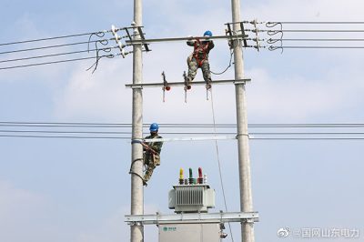 平樓村農(nóng)田里安裝一臺配電變壓器