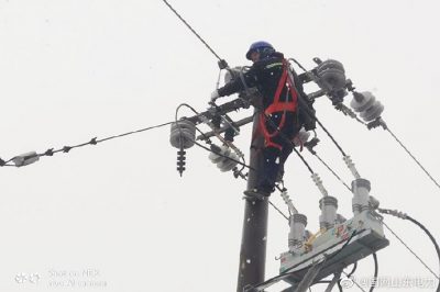 雪打暖春天變臉 冒雪施工不懼寒