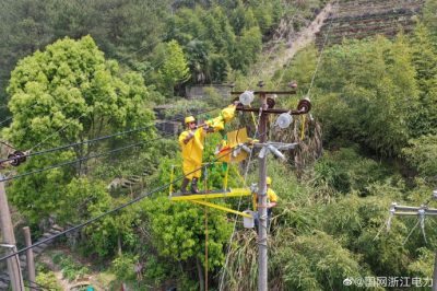 因地制宜開展不停電作業(yè) 助推山區(qū)電網(wǎng)建設