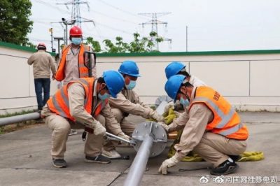 斗山變進行構架避雷針的調換工作