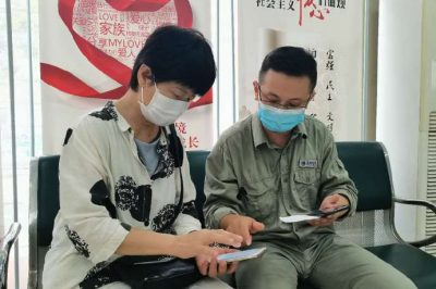 電力小哥也管“修手機”？分外事也是一片心