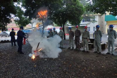 消防中隊官兵現(xiàn)場給供電公司傳授消防安全知識