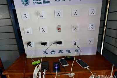 暴雨致停電，定制充電板為愛(ài)續(xù)航