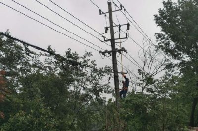 加固臨近水流的桿塔與桿基