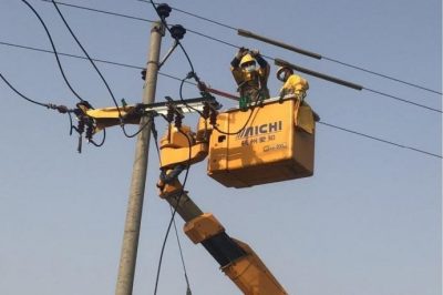 10千伏線路電桿進行帶電接引線