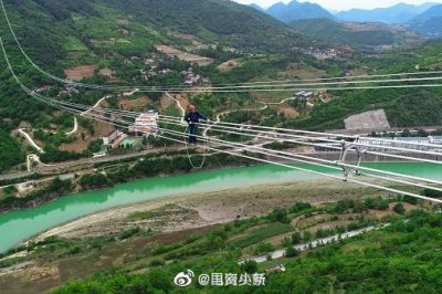 看呆了電力工人飛躍嘉陵江，高空走鋼絲