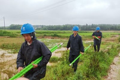 冒雨搶修 奮戰(zhàn)至凌晨兩點(diǎn)