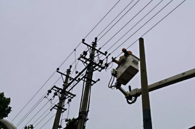 帶電作業(yè)消除保電線路隱患