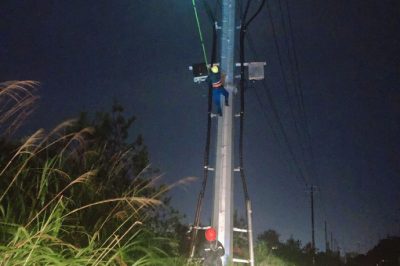 登桿作業(yè)徹夜搶修恢復(fù)居民用電