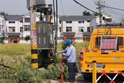 供電所運維人員對鹽閘小區(qū)12、14變壓器進行負荷切改