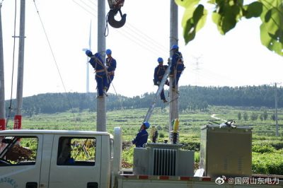 冒高溫安裝變壓器 服務(wù)新農(nóng)村建設(shè)