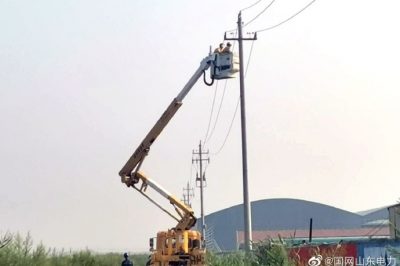 帶電加裝避雷器 保障供電更穩(wěn)定