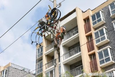 配電運檢中心檢修人員為江蘇唐錦紡織安裝柱上開關(guān)