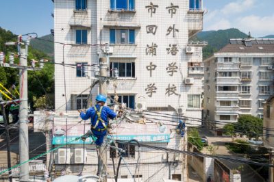 對臨海市外國語學(xué)校周邊線路進行排查整改