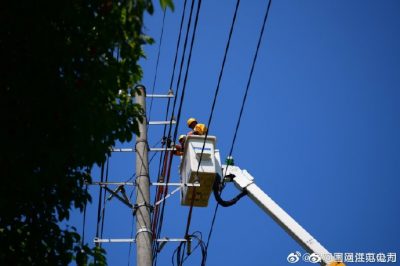 在開發(fā)區(qū)10千伏林港線開展帶電作業(yè)，為客戶帶電搭接