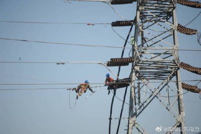 國網(wǎng)棲霞市供電公司輸電運(yùn)檢班員工對110千伏豐松Ⅱ線實(shí)施檢修消缺