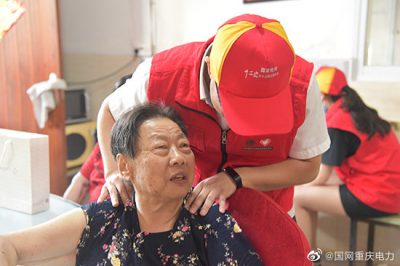 “紅馬甲”走進(jìn)敬老院，傾聽老人心聲