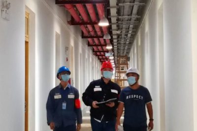 對(duì)廣東華商學(xué)院檢查用電設(shè)施線路，消除用電隱患