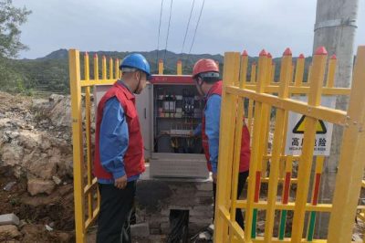 旅游景區(qū)竇王嶺對內(nèi)部設(shè)備、供電線路、配電室進行仔細檢查