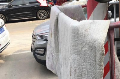 變壓器圍欄曬被？小心觸電！