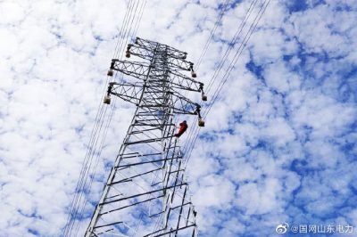 在110千伏上林送出工程D18、D19號(hào)段進(jìn)行附件安裝