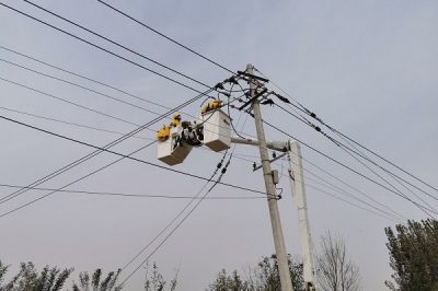 在10千伏孫安線10號桿對雙語中學(xué)變壓器進行帶電接引流線作業(yè)