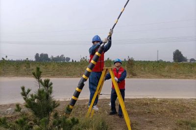 深入田間地頭為配電線路桿塔拉線安裝反光膜、拉線護(hù)套