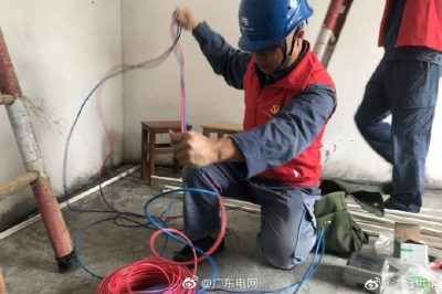 免費(fèi)為貧困戶裝電表、鋪設(shè)安全的室內(nèi)電線