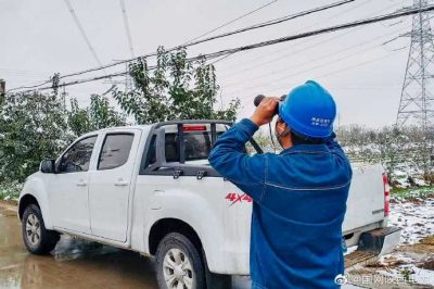 可能造成輸電線路覆冰舞動(dòng)倒塔、斷線、設(shè)備污閃等事故