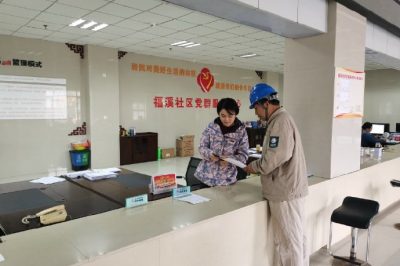 來到福溪社區(qū)現(xiàn)場(chǎng)指導(dǎo)人口普查員使用網(wǎng)上國網(wǎng)“E普查”功能