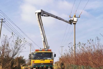 對桿頂絕緣子進行帶電緊固