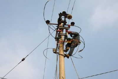 為10千伏李邢5328線更換電桿、金具