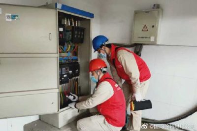 進行校園線路設(shè)備巡視