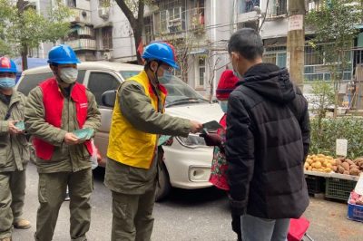 為社區(qū)孤寡老人普及用電安全知識(shí)、檢查用電安全