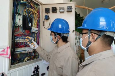 對校園內(nèi)外的電力線路、設(shè)備安全隱患進行全面排查