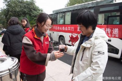 開展“不忘初心熱血通行??勇?lián)姑寪蹅鬟f”無償獻(xiàn)血活動(dòng)
