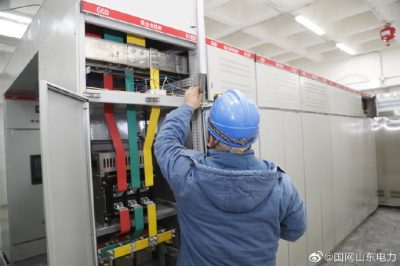 在某新建小區(qū)配套工程配電室進行電表箱、電表的安裝工作