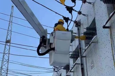 開展上夼線、曹家線、宋家線三條10千伏出線的帶電卡、接火工作