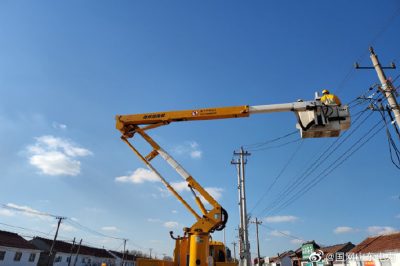 對10千伏段家線73號桿進(jìn)行帶電接火作業(yè)