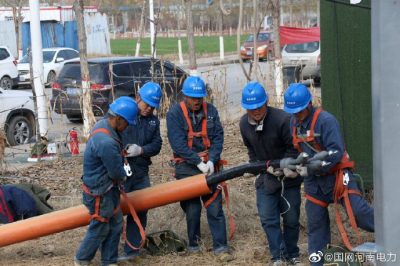 對范縣110千伏義和站10千伏和10號Ⅰ、和11號Ⅱ金堤西線進行組塔架線工作