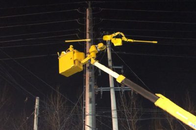 施展絕技帶電斷、接引流線恢復(fù)10千伏線路供電
