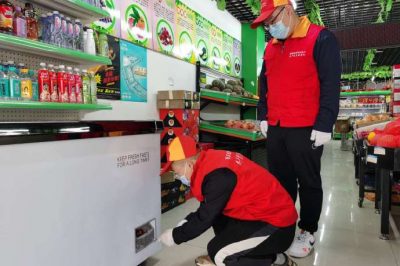 在轄區(qū)超市、門店進(jìn)行安全用電檢查