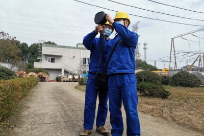 手持工業(yè)波成像儀對(duì)變電站內(nèi)各類(lèi)帶電設(shè)備進(jìn)行超聲波檢測(cè)