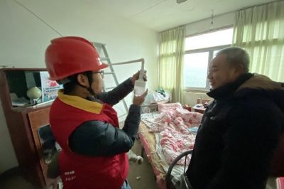 為山區(qū)孤寡老人、低保戶檢查家中用電線路，并現(xiàn)場講解安全用電知識